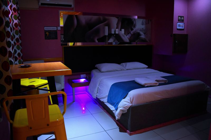 Habitación con cama doble, mesa alta y dos pisos